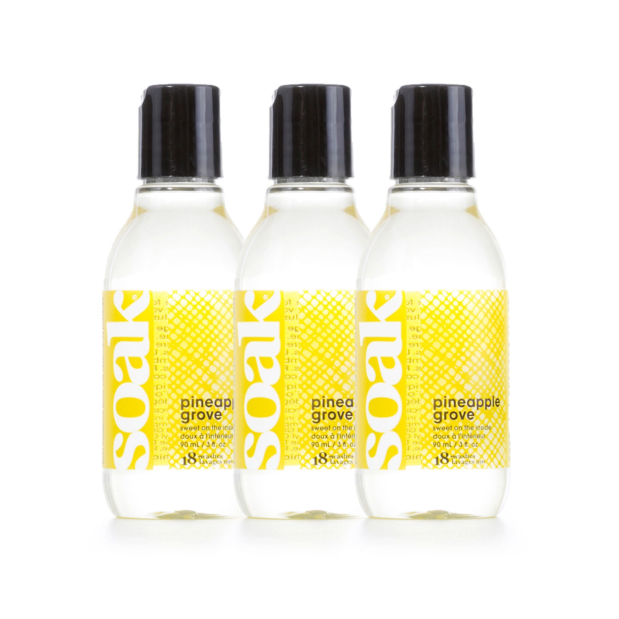 Drei identische Flaschen mit schwarzem Deckel. Gelbe Etiketten mit "soak" und "pineapple grove".