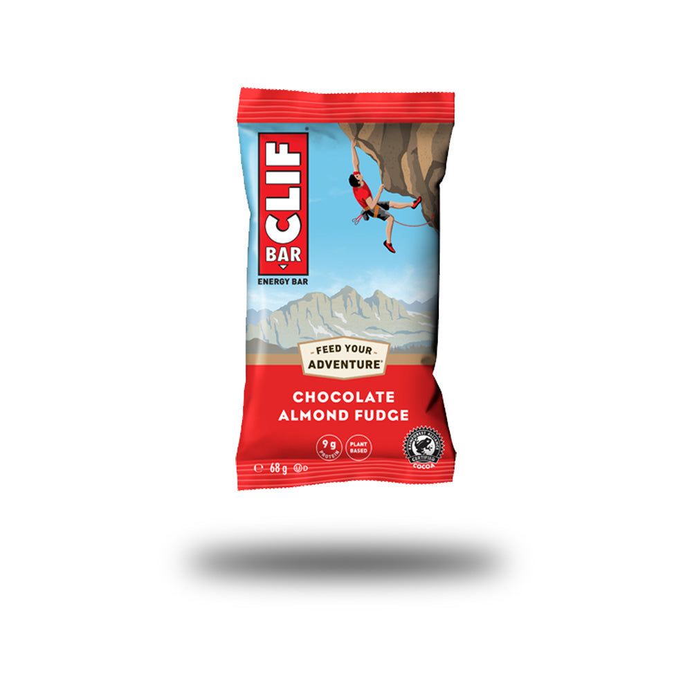 Verpackung einer CLIF Bar. Roter Hintergrund mit Text: Chocolate Almond Fudge. Bild eines Kletterers.