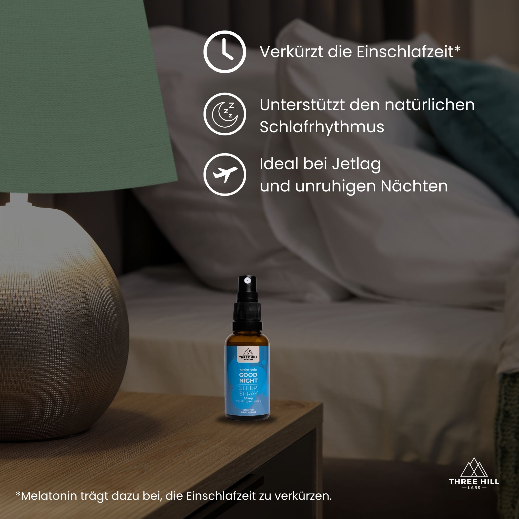 Sprayflasche auf Nachttisch. Text: Good Night Sleep Spray. Verkürzt die Einschlafzeit. Unterstützt den Schlafrhythmus. Ideal bei Jetlag.