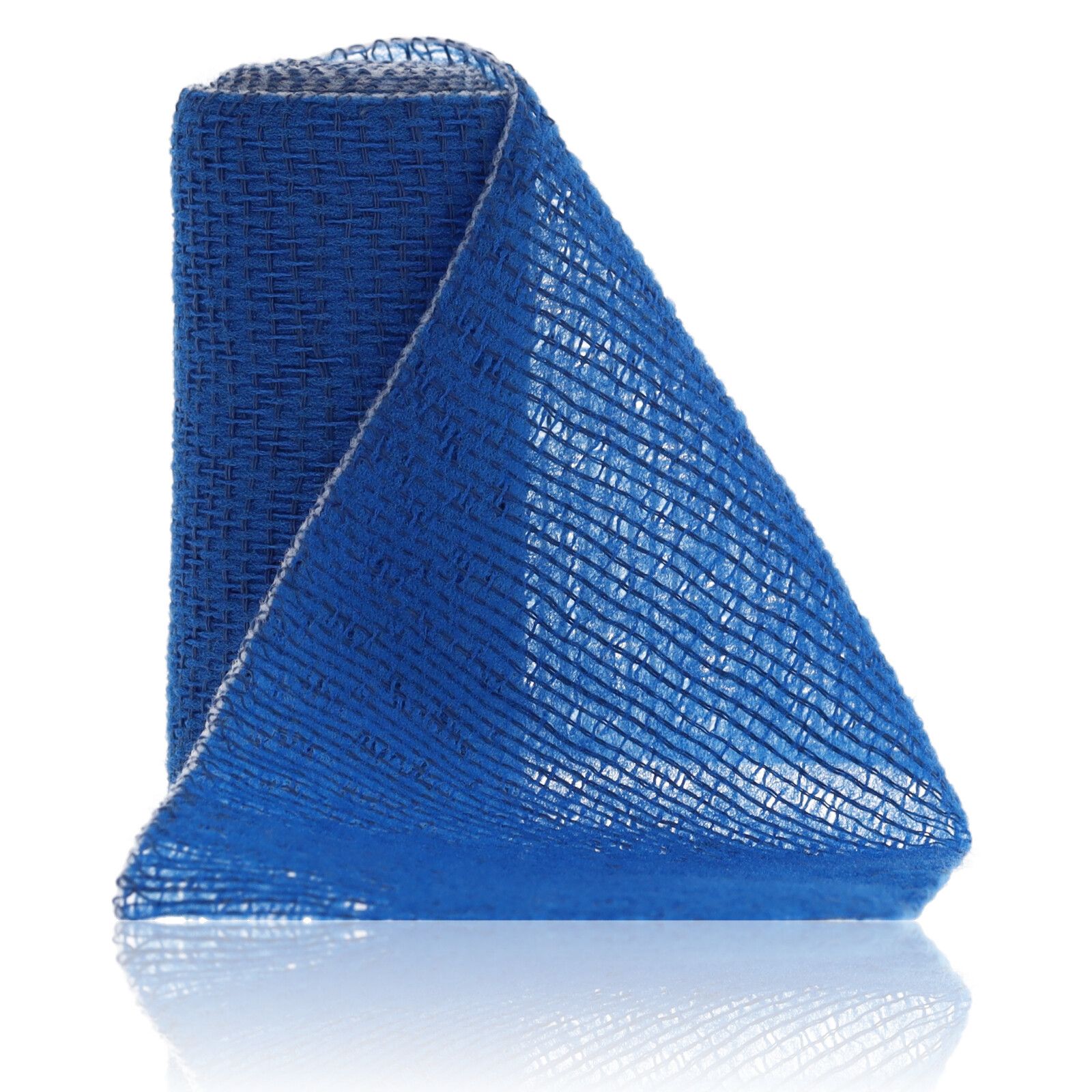 Blaues, entfaltetes Fixierbinde-Stück. Gewebte Struktur. Dreieckige Form.