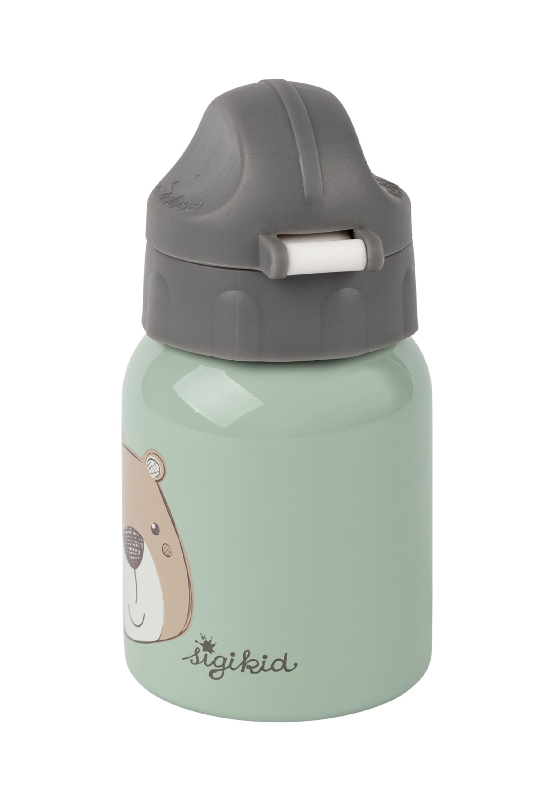 Hellgrüne Trinkflasche mit Bärenmotiv und grauem Deckel. Aufschrift: sigikid. Deckel geschlossen.