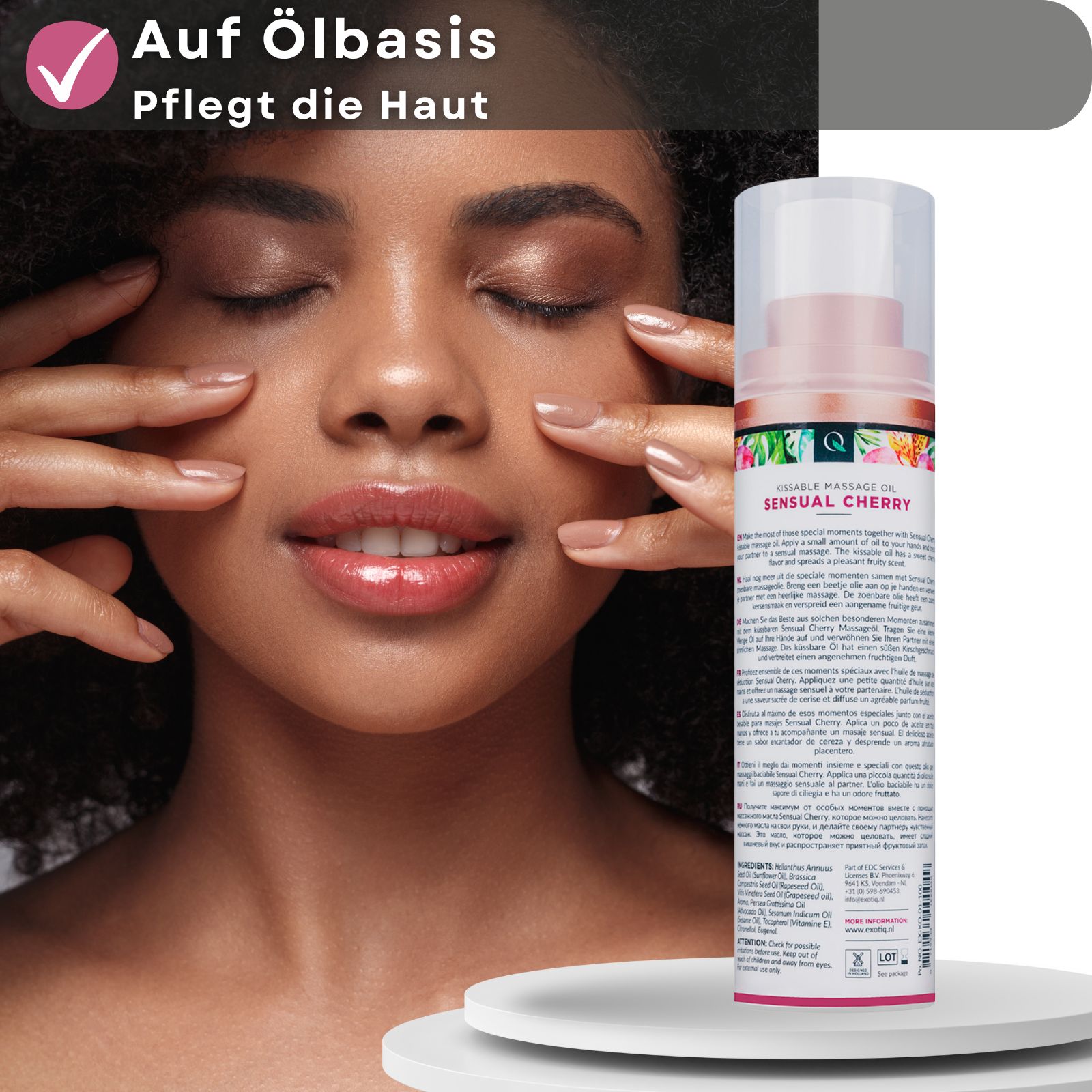 Frau massiert Gesicht. Massageöl-Flasche mit floralem Design und Text. Check-Zeichen: Auf Ölbasis, pflegt die Haut.