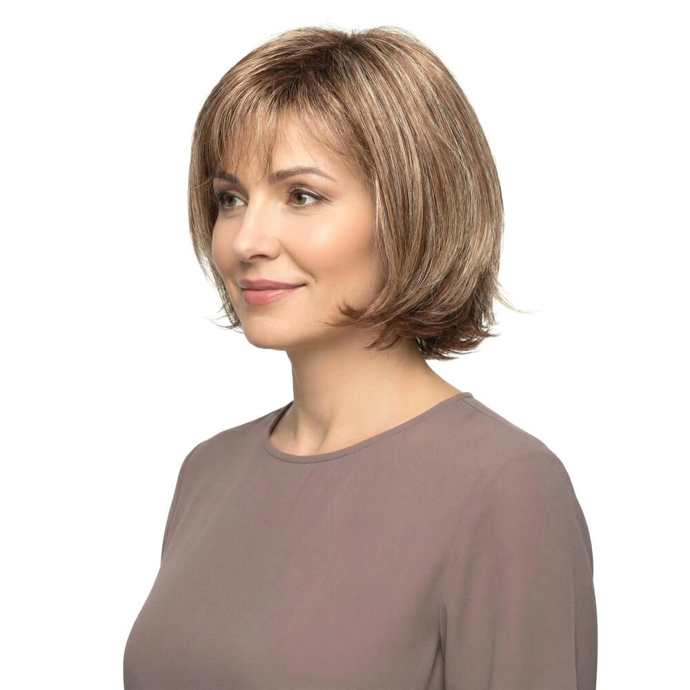 Perücke Maren von trendhair. Kurzer, brauner Bob mit Pony. Frau mit Perücke, im Profil.