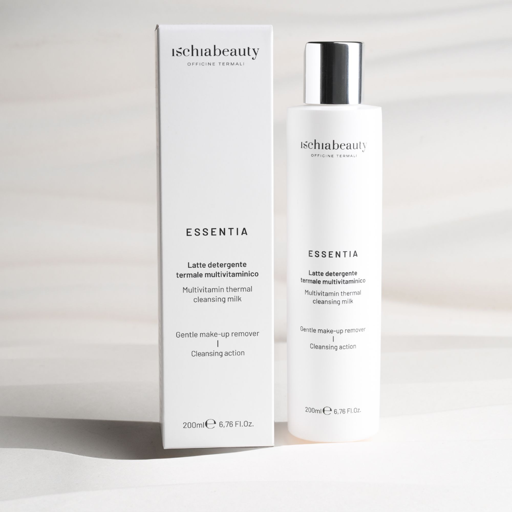 Weißes Produkt mit silbernem Deckel und Schriftzug. Daneben eine längliche Verpackung mit Text. Produktname: Latte detergente termale multivitaminico.