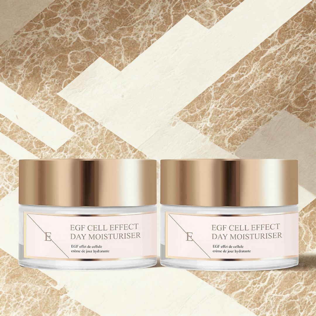Zwei Tiegel Tagesfeuchtigkeitscreme mit goldfarbenen Deckeln und Etiketten. Aufschrift: EGF Cell Effect Day Moisturiser. Hintergrund mit geometrischem Muster.
