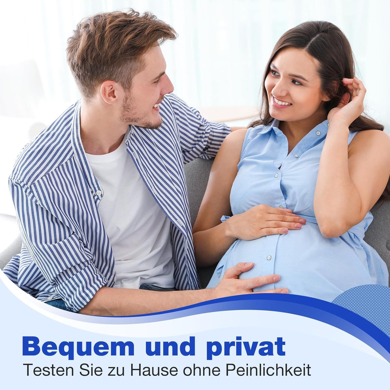 Paar sitzt auf Sofa, Frau berührt Bauch. Text: Bequem und privat. Testen Sie zu Hause ohne Peinlichkeit.