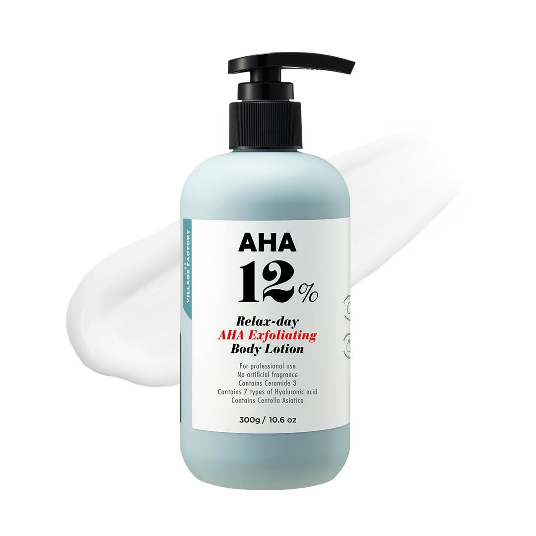 Hellblaue Flasche mit schwarzem Pumpkopf. Aufschrift: AHA 12% Relax-day AHA Exfoliating Body Lotion. Weiße Creme daneben.