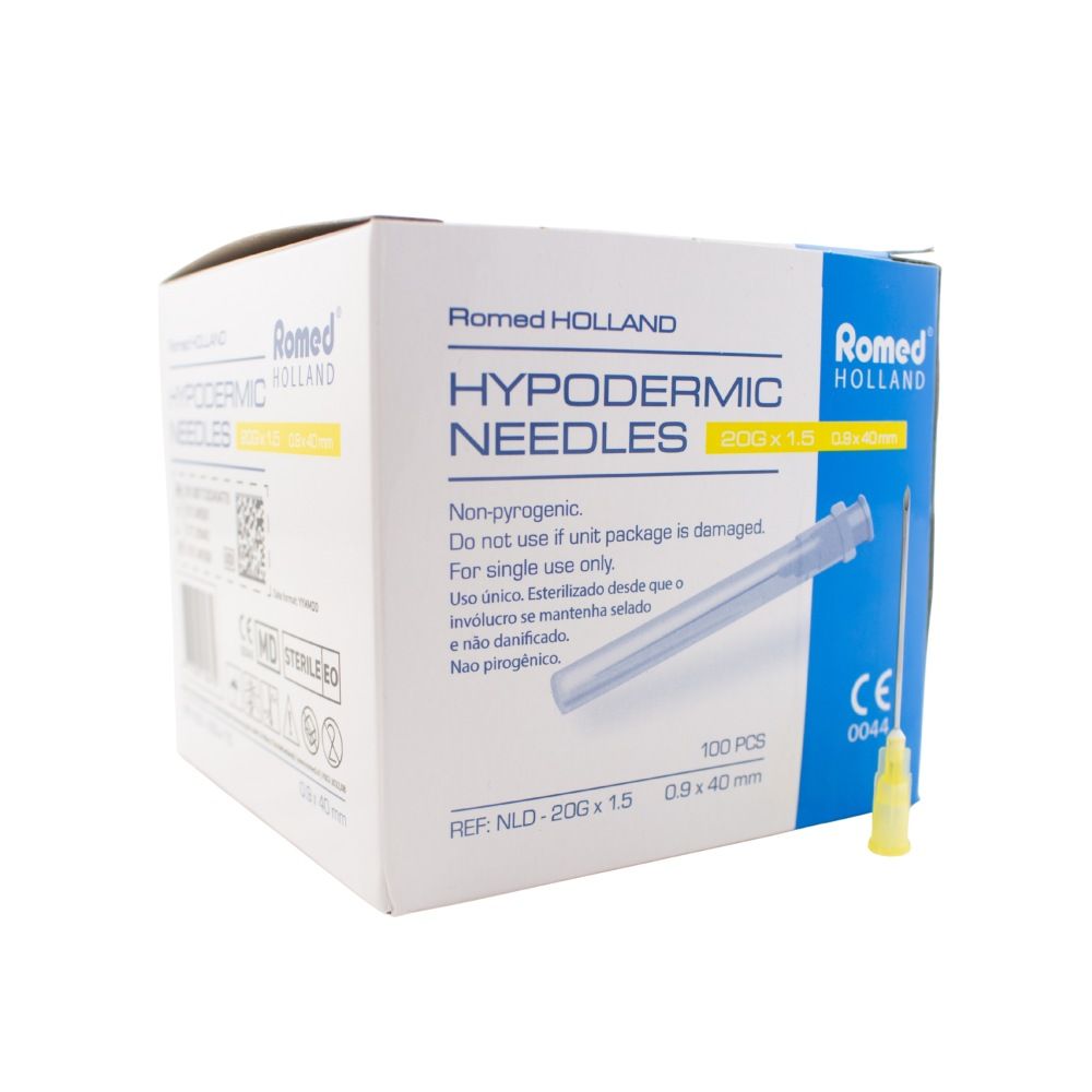 Packung mit Injektionskanülen. Aufschrift: Romed Holland, Hypodermic Needles, 20G x 1.5, steril. Einzelne Kanüle daneben.