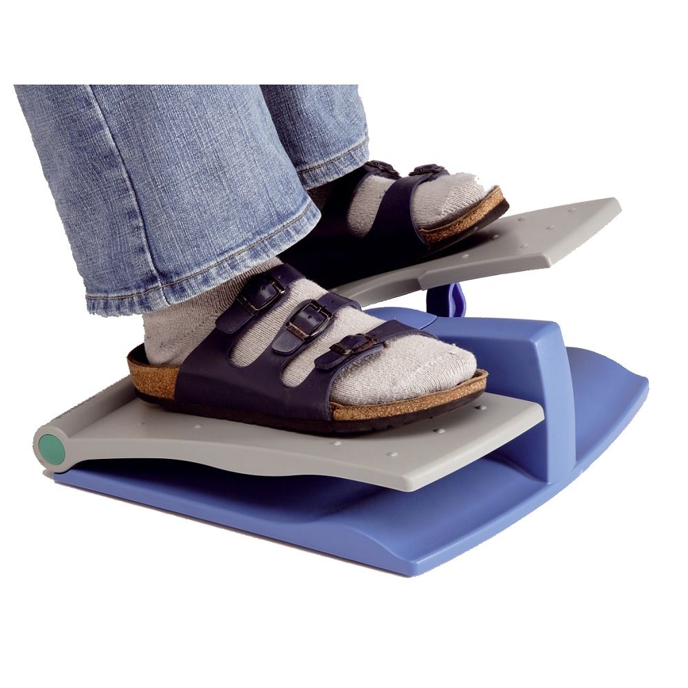 Person benutzt einen blauen und grauen Beintrainer. Füße in Sandalen und Socken stehen auf den Trittflächen.