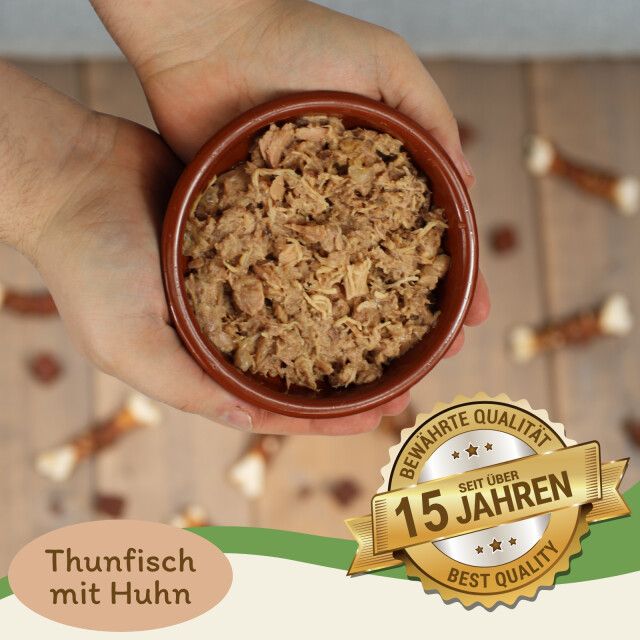 Katzenfutter in einer Schale. Beschriftung: Thunfisch mit Huhn. Qualitätssiegel: Bewährte Qualität, seit über 15 Jahren, Best Quality.