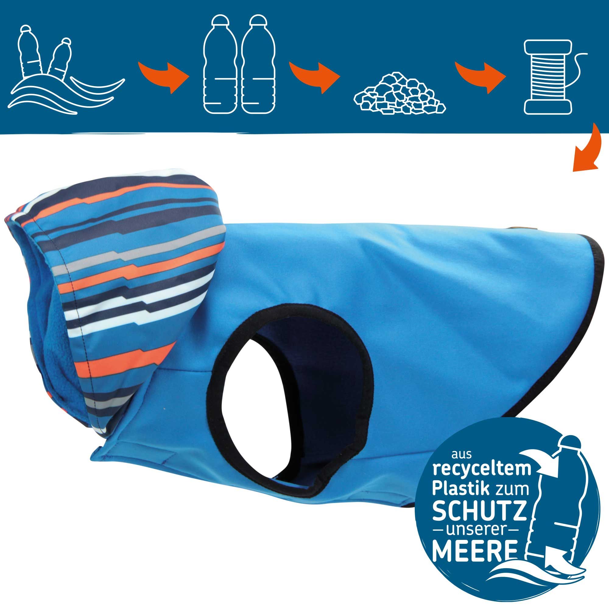 Blaue Hundejacke mit Kapuze. Kapuze mit Streifenmuster. Text: Aus recyceltem Plastik zum Schutz unserer Meere.