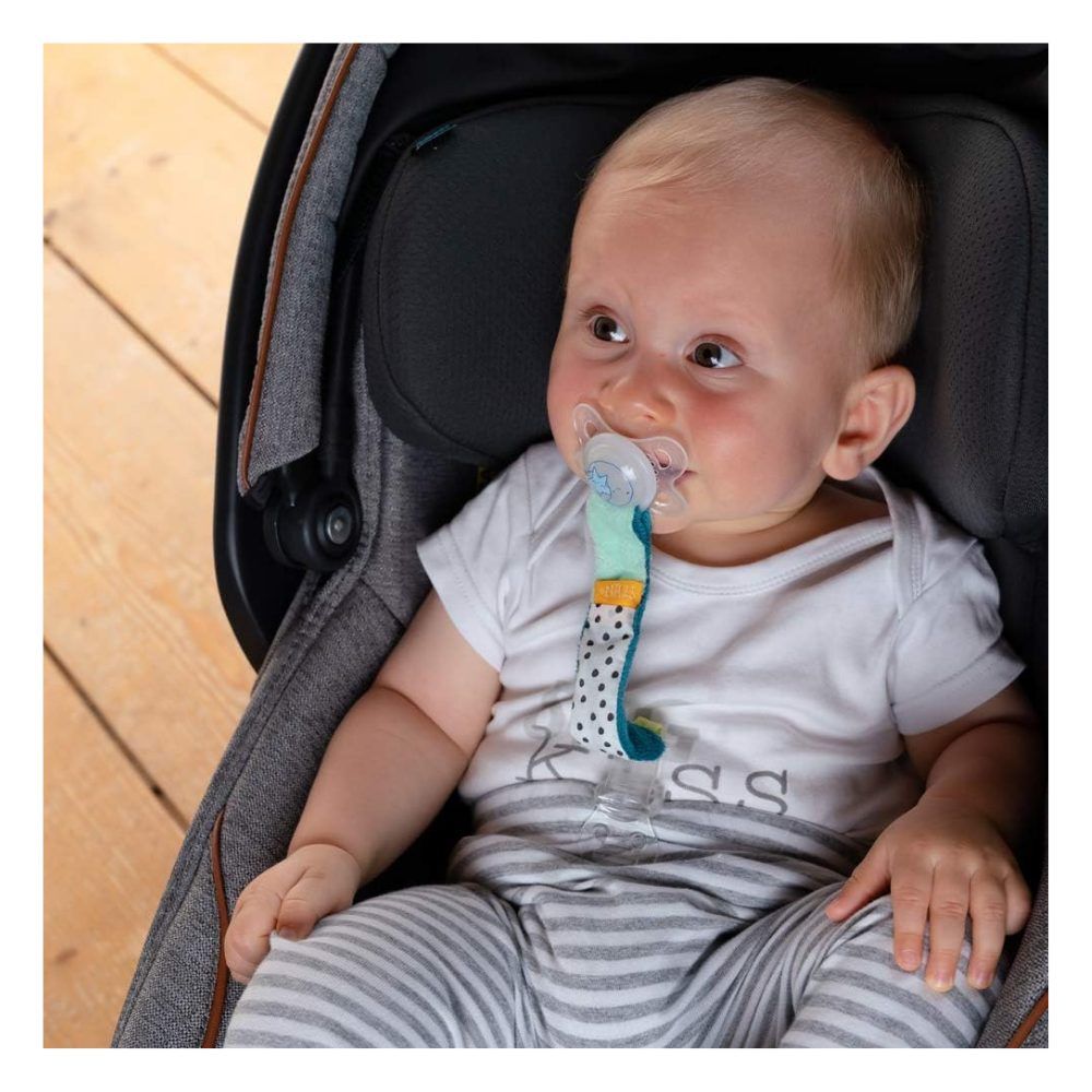 Baby mit Schnuller und Schnullerkette Minze im Autositz. Baby trägt Shirt mit Aufdruck.
