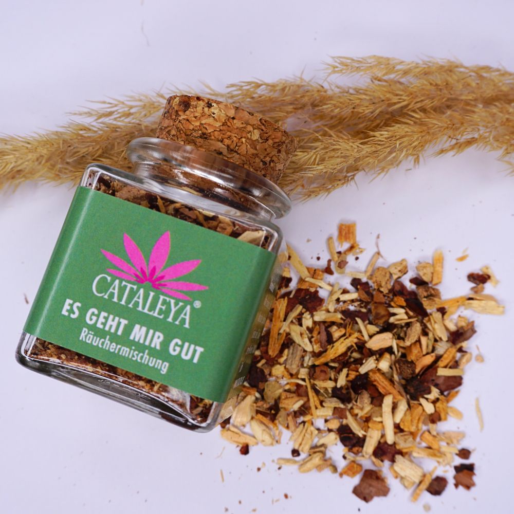 Glasflasche mit Korken und Inhalt. Grünes Etikett mit Logo und Schriftzug: CATALEYA ES GEHT MIR GUT Räuchermischung. Streuung daneben.