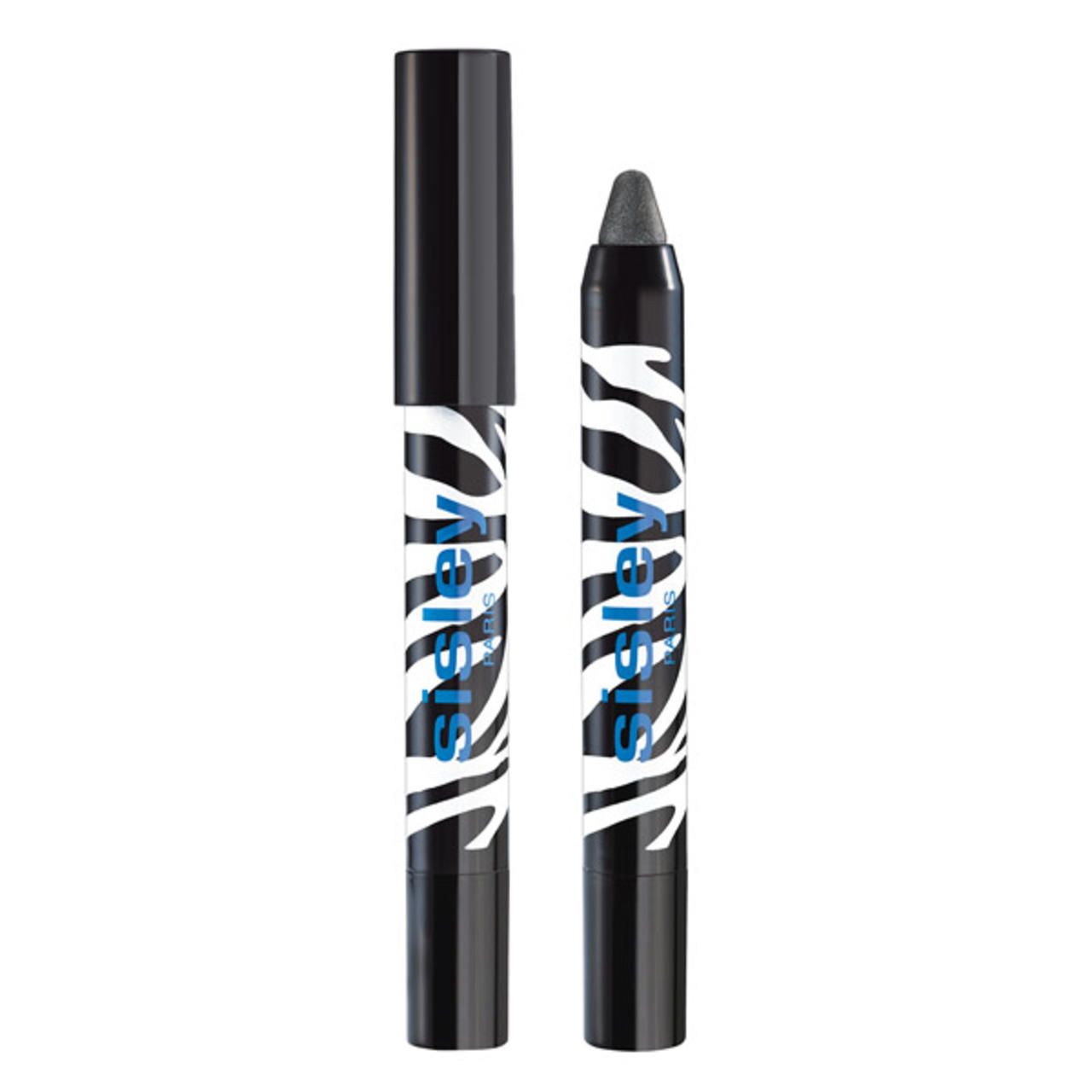 Zwei Sisley Phyto-Eye Twist Stifte. Schwarz-weiß gestreift, mit schwarzer Kappe. Der Stift links ist geschlossen, der rechts offen.