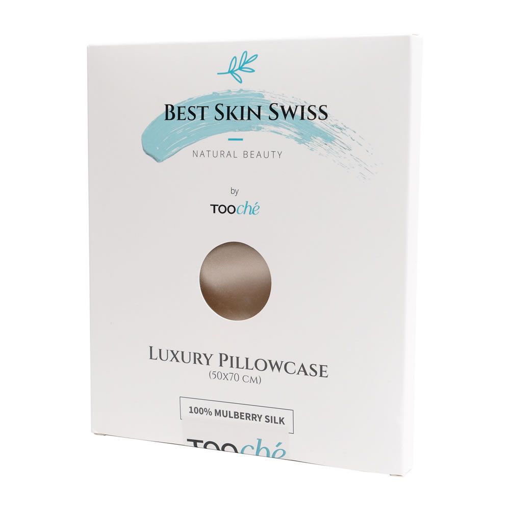 Verpackung mit Aufschrift "BEST SKIN SWISS" und "LUXURY PILLOWCASE". Runde Aussparung zeigt Kissenfarbe. Text: 100% MULBERRY SILK.