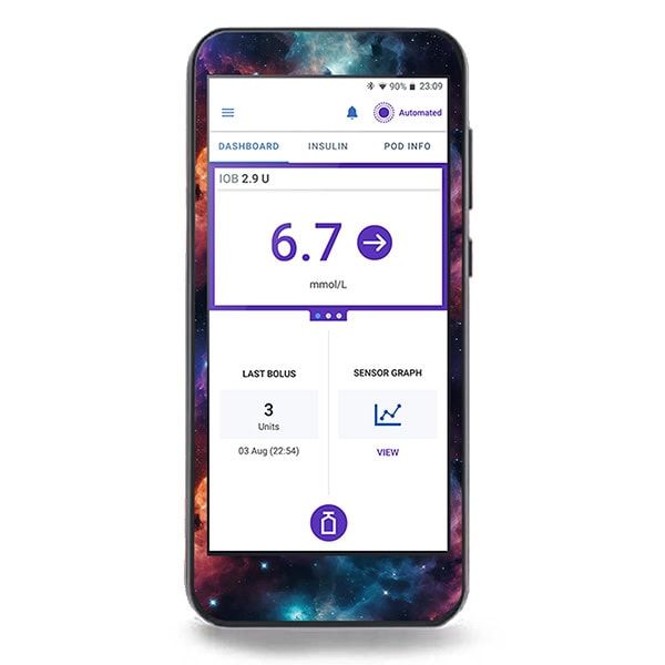 Smartphone mit App-Oberfläche. Anzeige von Glukosewerten und Insulin-Informationen. Hintergrund mit Weltraum-Design.
