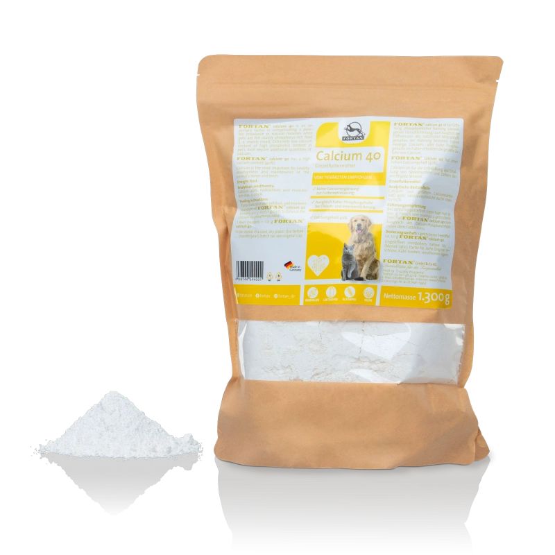 Beutel mit Pulver. Aufschrift: Calcium 40. Pulverhaufen daneben. Gelbe und weiße Etiketten. Logo mit Hund.