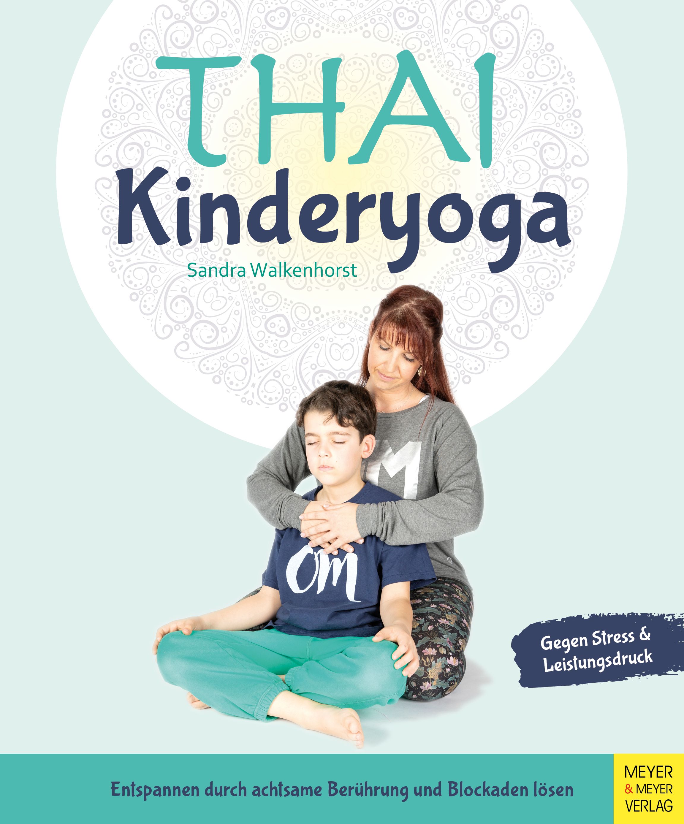 Buchcover mit Titel THAI Kinderyoga. Eine Frau berührt einen Jungen, der im Schneidersitz sitzt. Text: Gegen Stress & Leistungsdruck. Verlag: Meyer & Meyer.