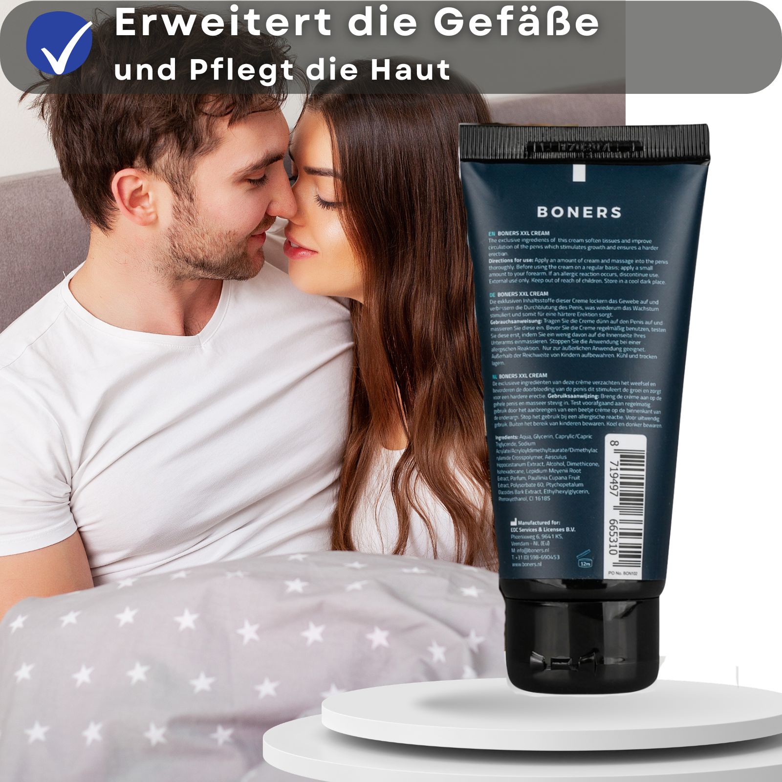 Dunkelblaue Tube mit schwarzem Deckel. Text: BONERS, Delay Cream, 100ml. Text auf blauem Hintergrund. Paar im Bett.