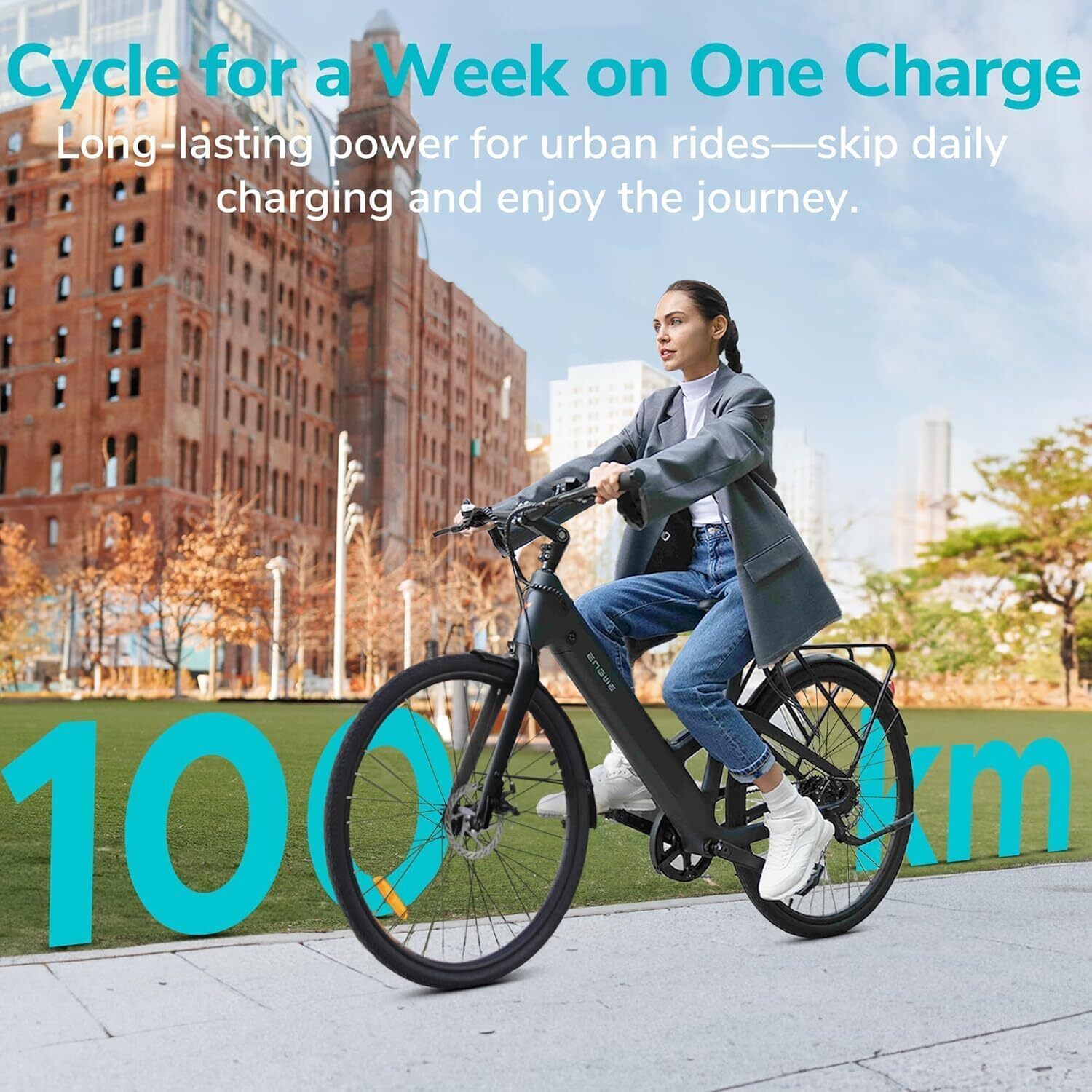 Person fährt auf einem schwarzen E-Bike durch eine Stadt. Text: Cycle for a Week on One Charge. 100 km.