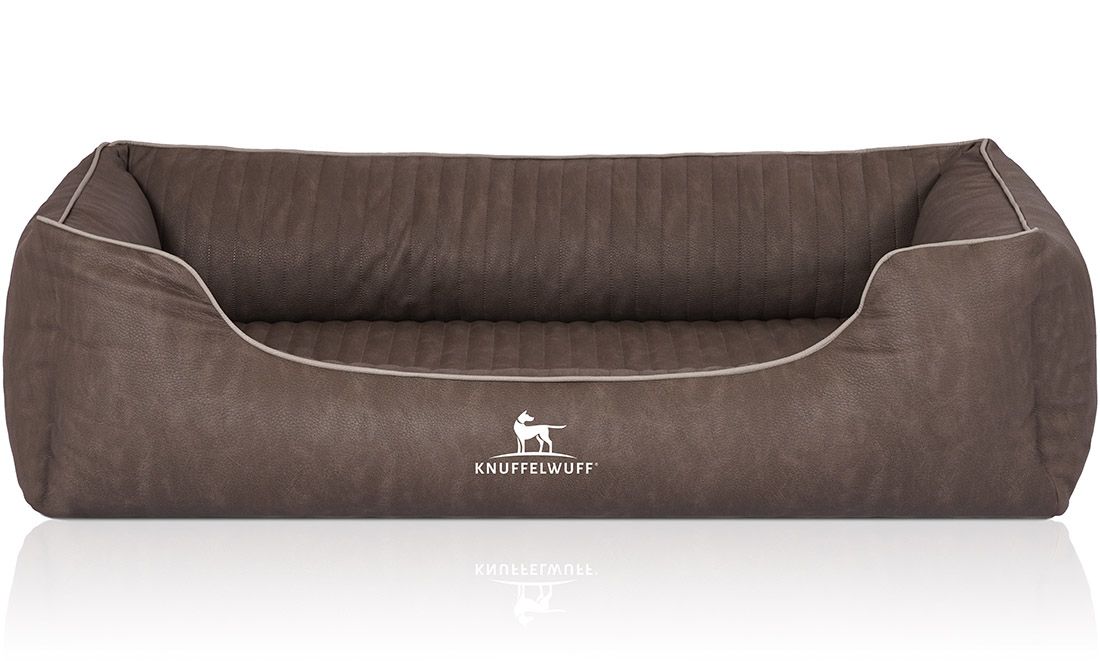 Braunes orthopädisches Hundebett mit weißem Rand. Logo von Knuffelwuff. Rechteckige Form mit erhöhten Seiten.