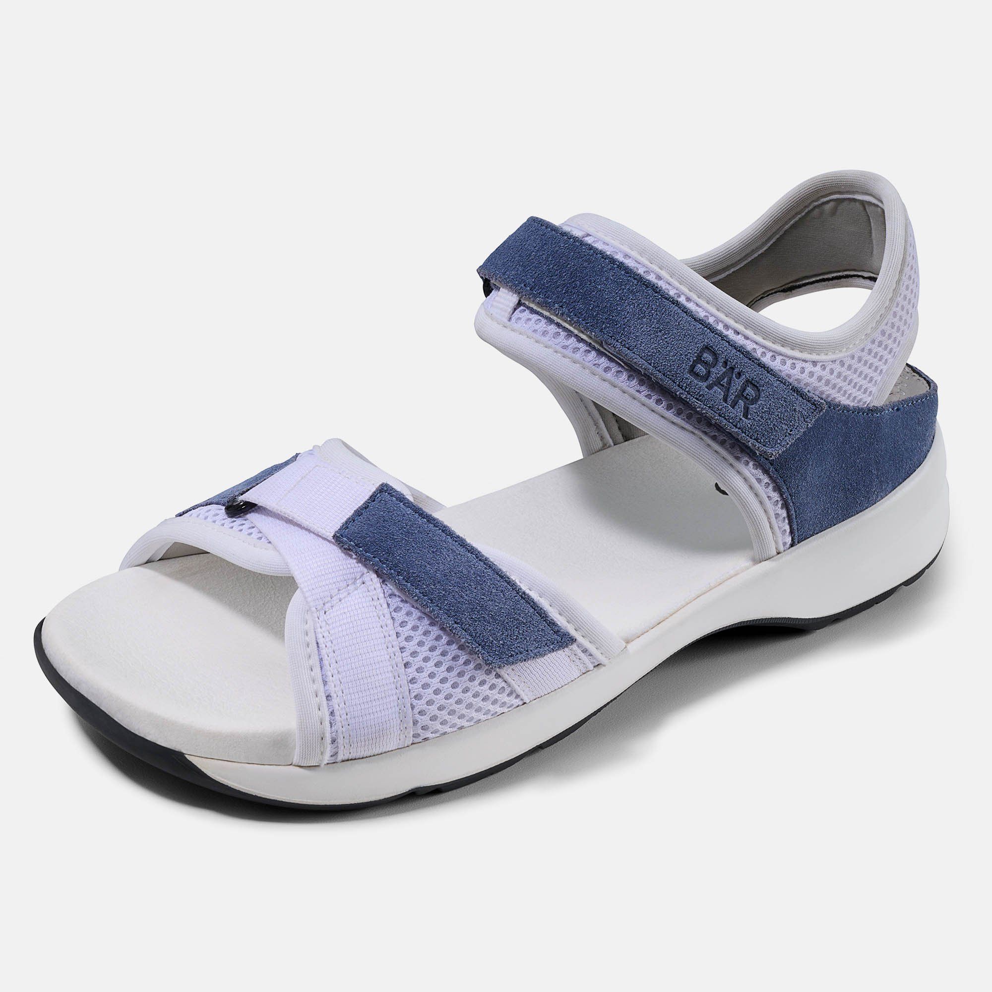 Weiße Sandale mit blauen Akzenten. Klettverschlüsse und BÄR-Logo. Breite Passform.