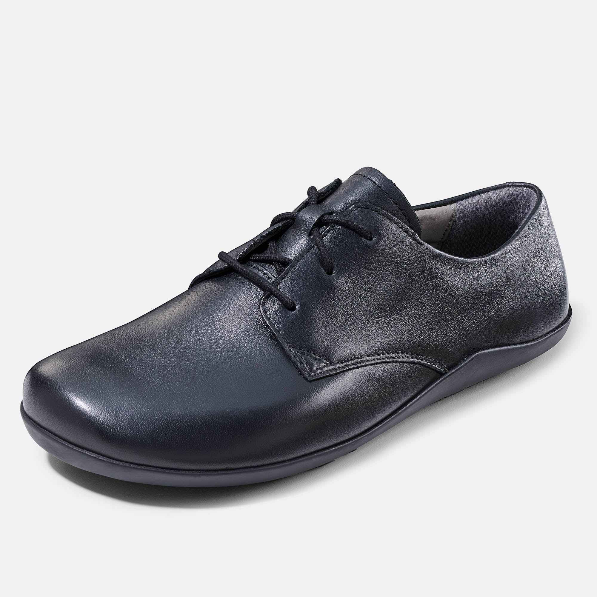 Schwarzer Lederschnürschuh. Breite Passform. Schuh leicht schräg gestellt, von der Seite gesehen.