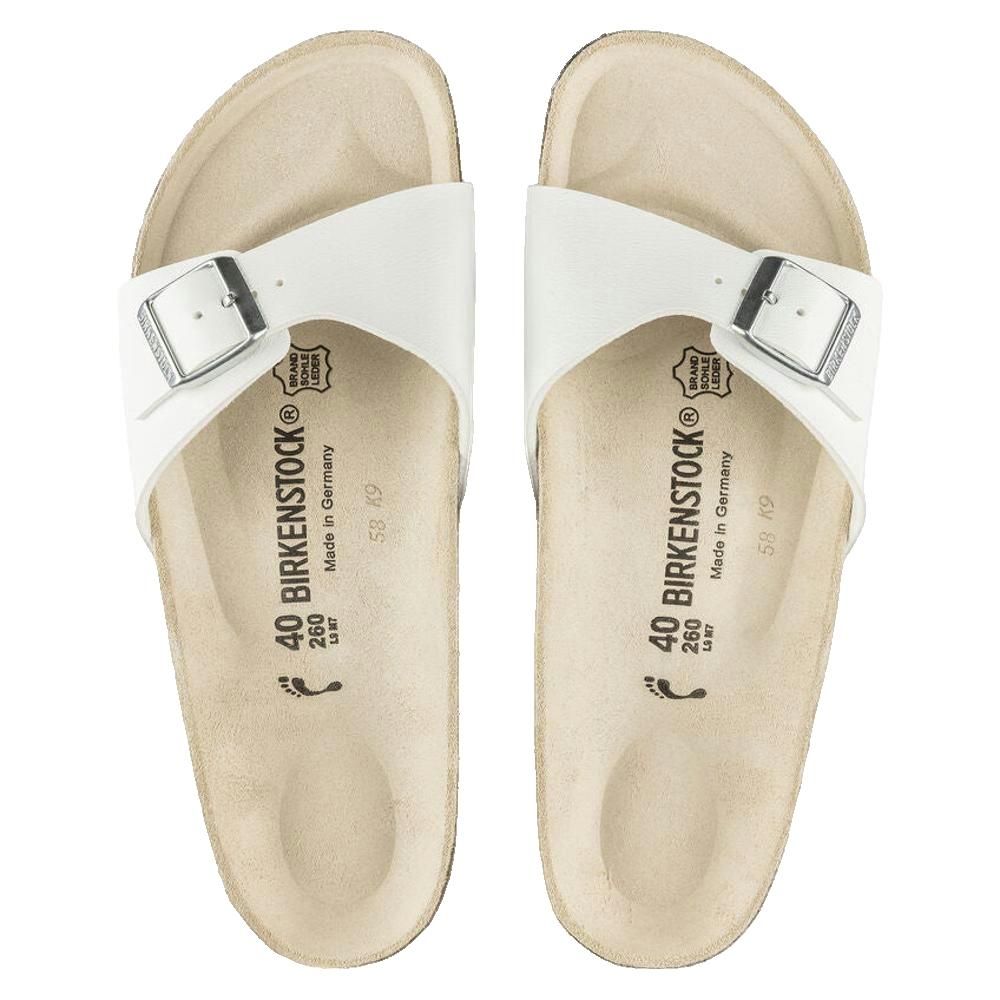 Due Birkenstock Madrid BF normale. Sandali bianchi con fibbie. Plantare in sughero. Vista dall'alto.