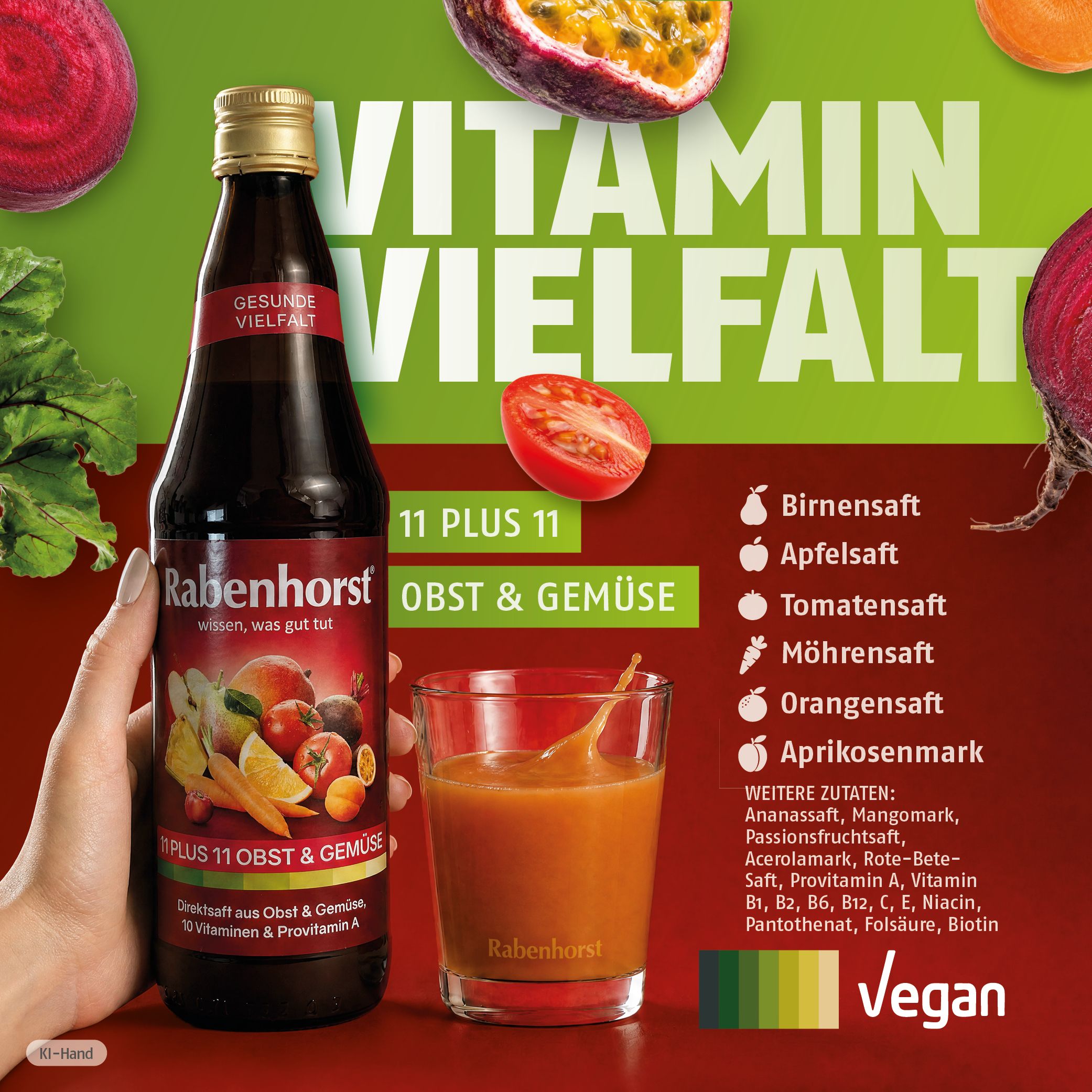 Rabenhorst Bewusste Auszeit Saft in einem Glas, mit sechs Flaschen im Hintergrund und Früchten.