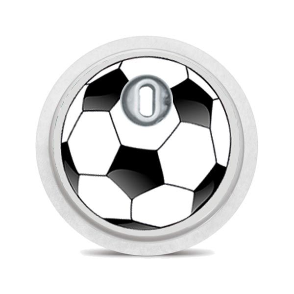 Runder Aufkleber mit Fußballmuster. Schwarz-weißes Fußballmuster. Weißer Rand, silberner Mittelteil.