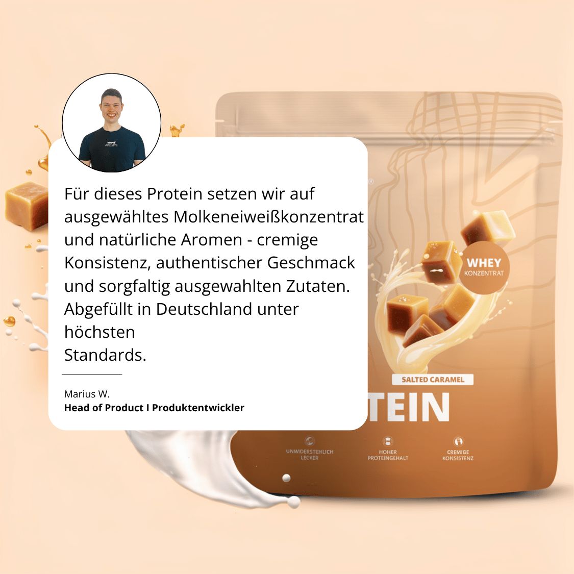 Produktentwickler mit Proteinpulver-Beutel. Text: Beschreibung der Inhaltsstoffe und Qualität. Abbildung von Karamellwürfeln und Whey.