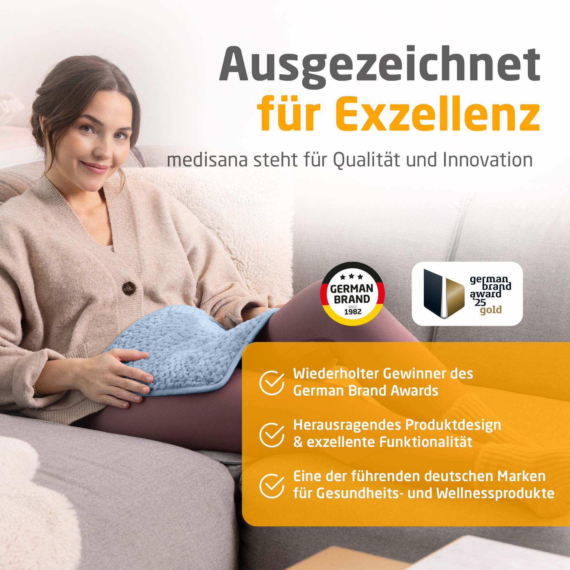 Frau auf Sofa mit blauem Heizkissen. German Brand Award. Ausgezeichnet für Exzellenz. Markenlogo.