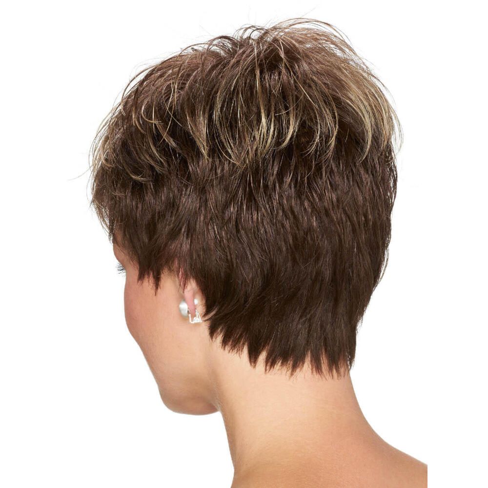 Kurzhaarperücke mit braunen und blonden Strähnen. Rückansicht einer Frau mit Perücke.