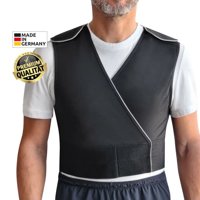 Schwarze Weste mit weißem Saum, getragen von einer Person. Auf der Weste sind Logos "Made in Germany" und "Premium Qualität" zu sehen.