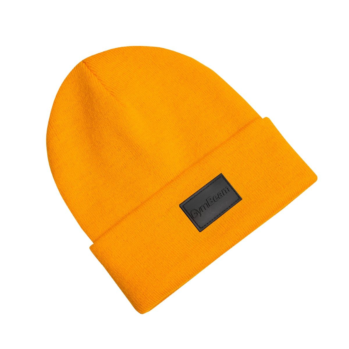 Orange Mütze aus Acrylstrick mit schwarzem Lederpatch und GymBeam-Logo, schräg von vorne.