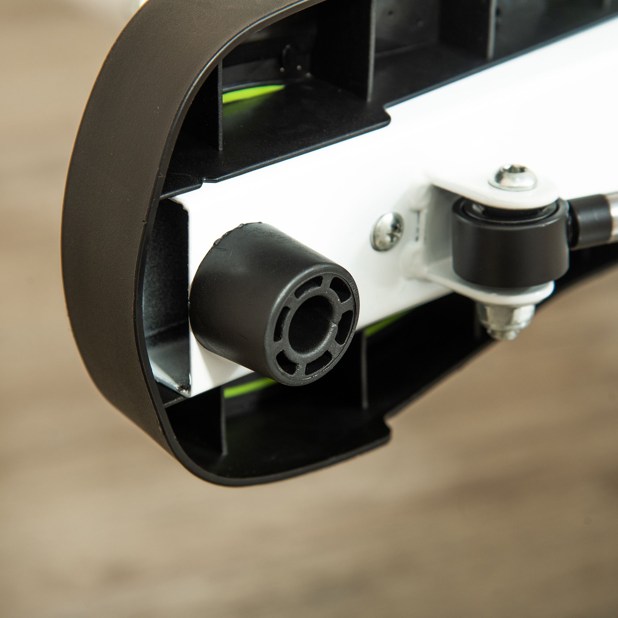 Nahaufnahme des Stepper-Fußes. Schwarzer Gummi, weißes Metall. Detail der Konstruktion.