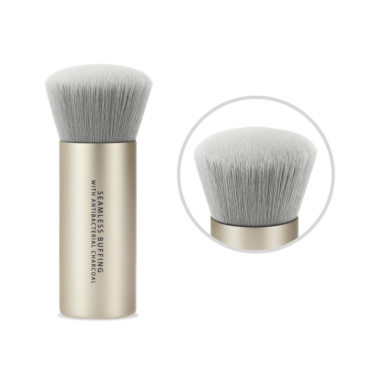 Pinsel mit grauem Borstenkopf und goldenem Griff. Aufschrift: Seamless Buffing with Antibacterial Charcoal. Vergrößerte Ansicht.