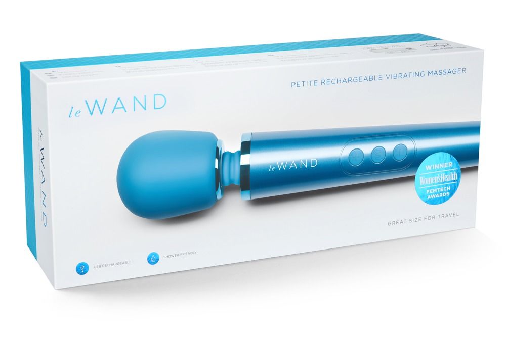 Produktverpackung mit blauem Vibrator. Der Schriftzug "Le Wand" ist sichtbar. Auf der Verpackung steht "Petite Rechargeable".