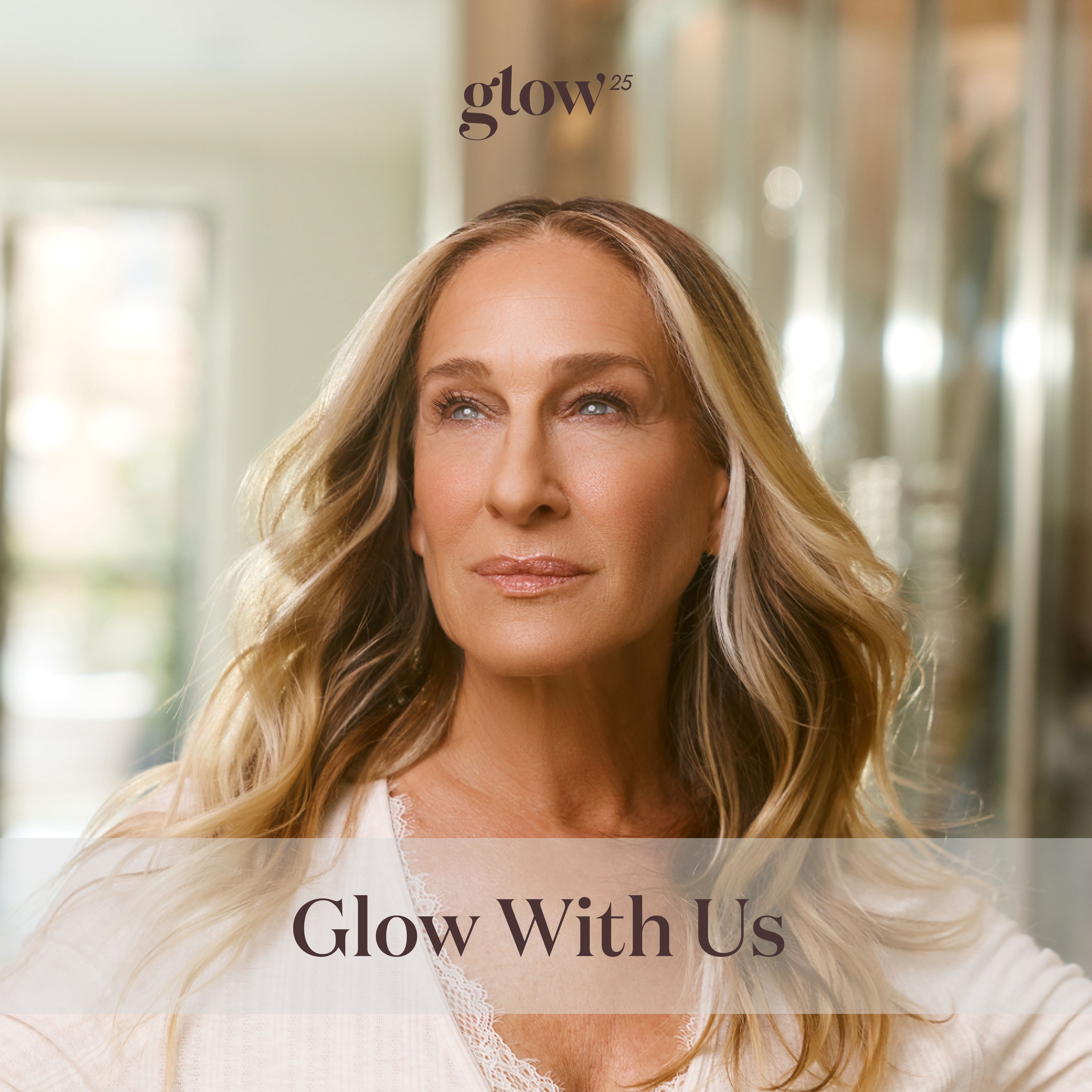 Frau mit blonden Haaren. Text: "Glow With Us".