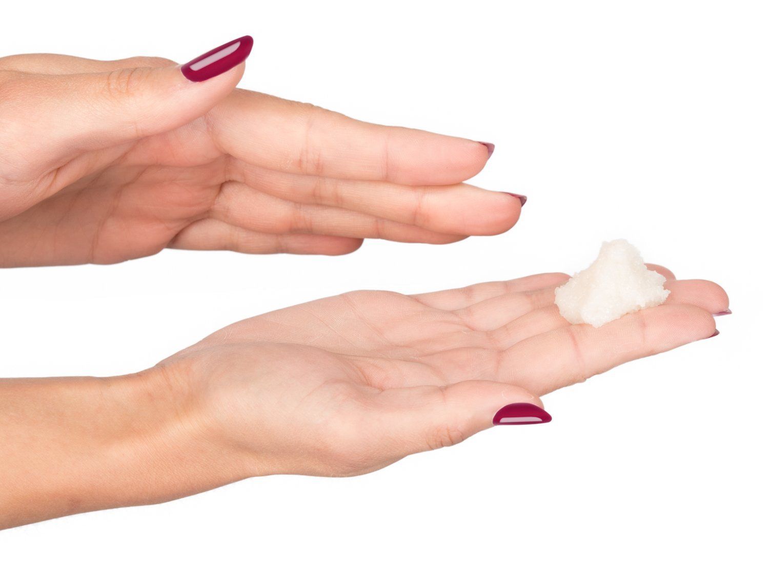 Hände mit rotem Nagellack. Eine Hand hält eine kleine Menge einer weißen Substanz.