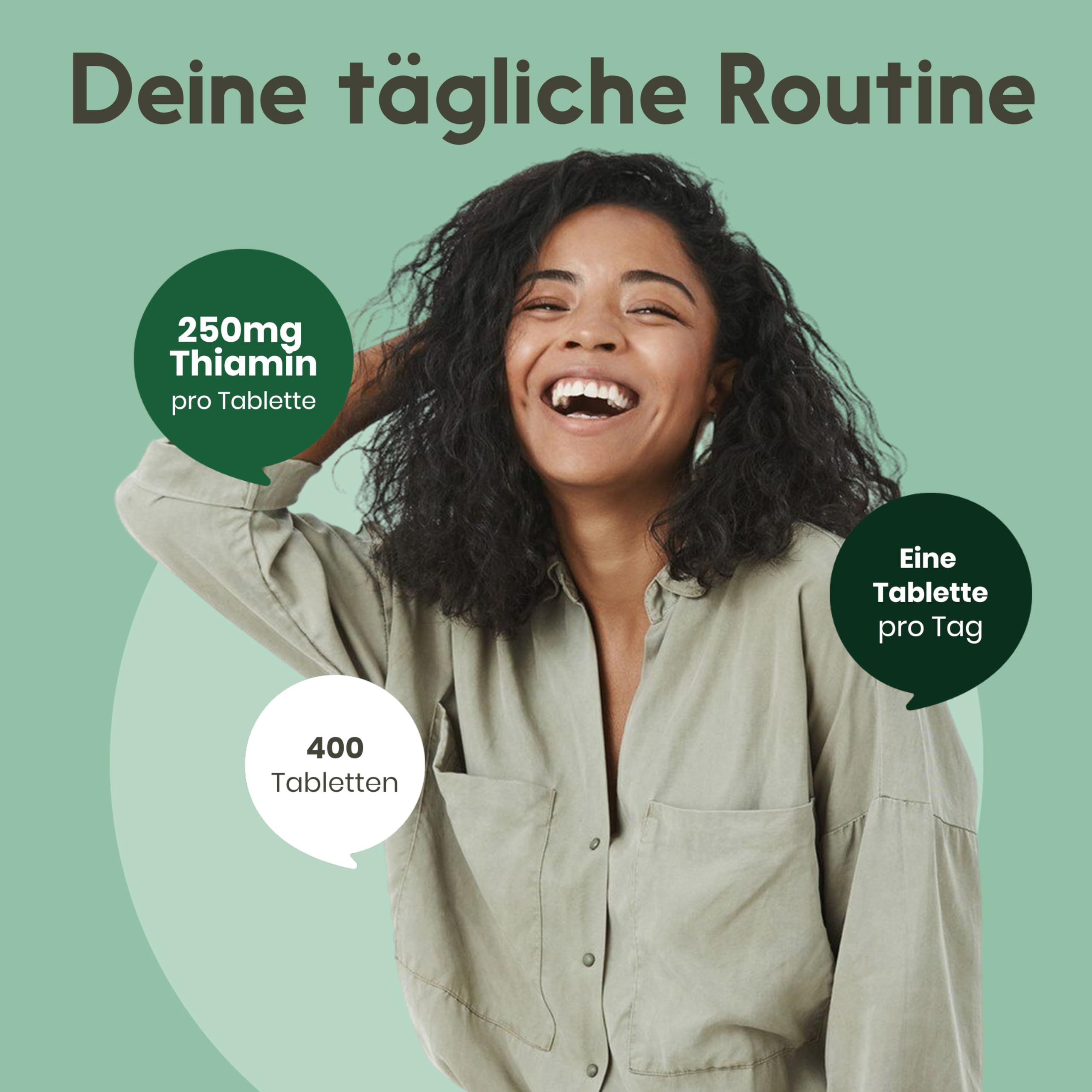 Lachende Frau vor grünem Hintergrund. Kreise zeigen: 250mg Thiamin, 400 Tabletten, eine pro Tag.