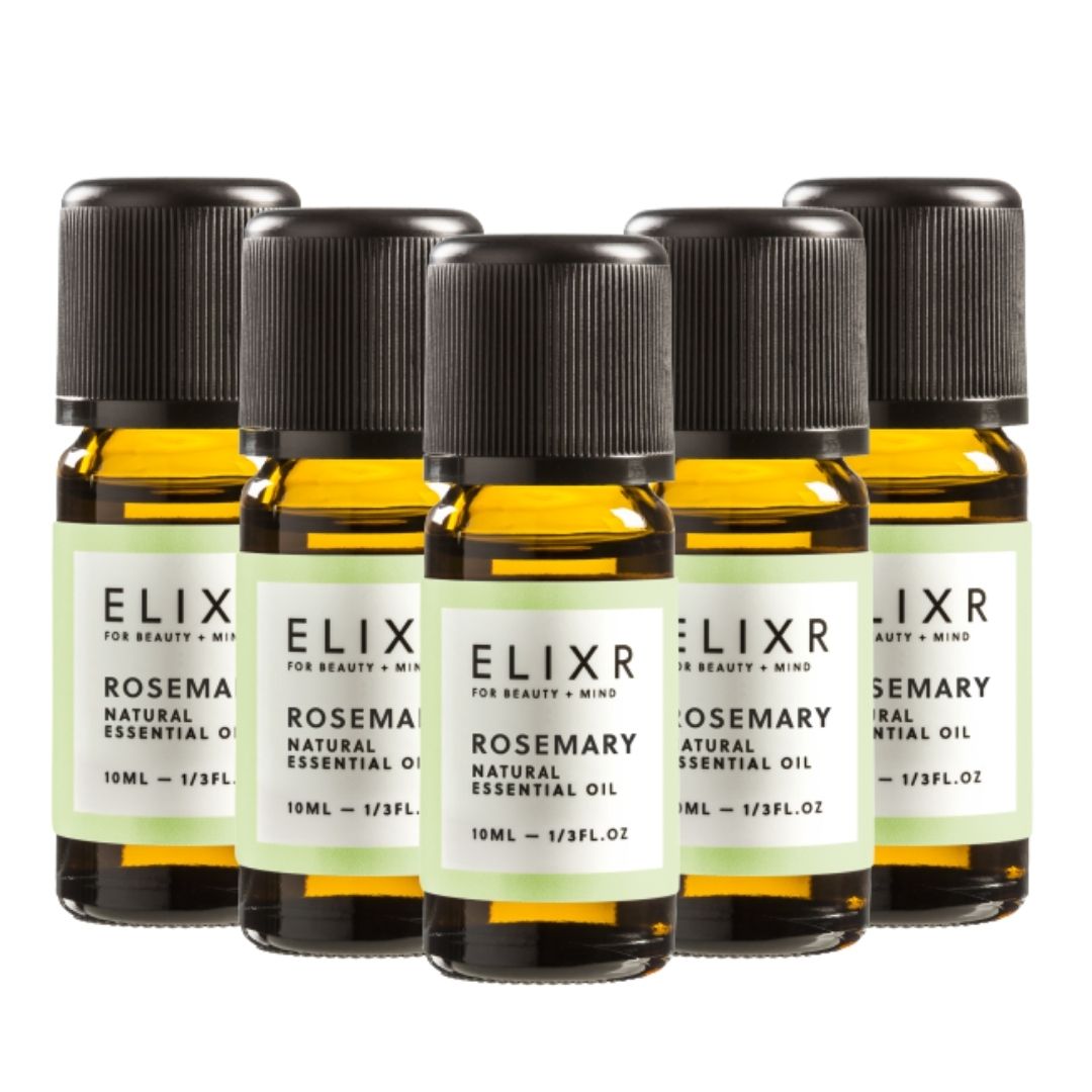 Fünf kleine Glasflaschen mit schwarzem Deckel. Auf den Etiketten steht "ELIXR" und "ROSEMARY NATURAL ESSENTIAL OIL".