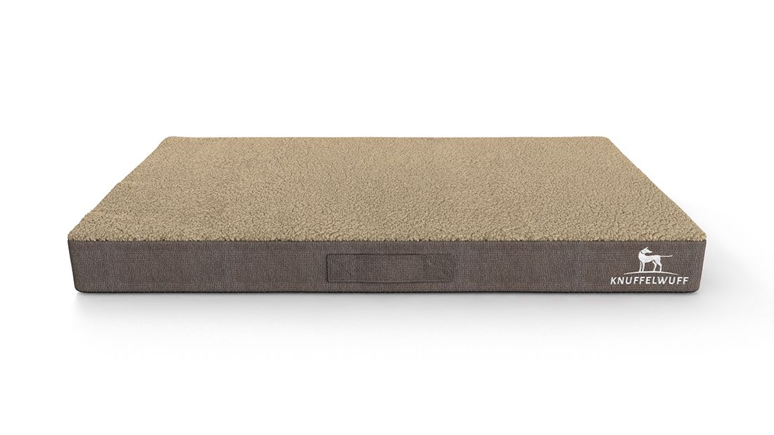 Orthopädische Hundematte, rechteckig, beige und braun. Mit Griff und Logo. Marke: Knuffelwuff.