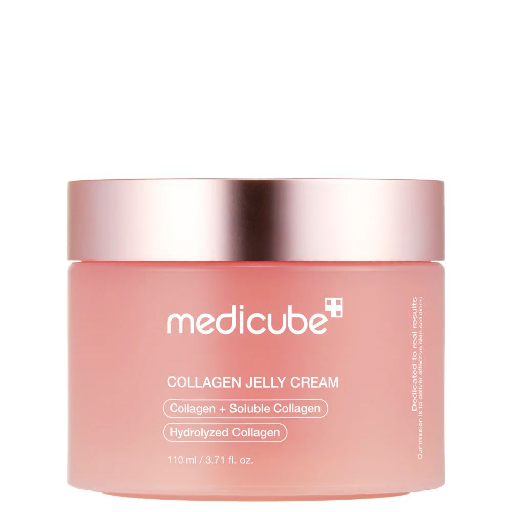 Ein Glas Medicube Collagen Jelly Cream mit rosa schimmerndem Inhalt und einem weißen Spatel.