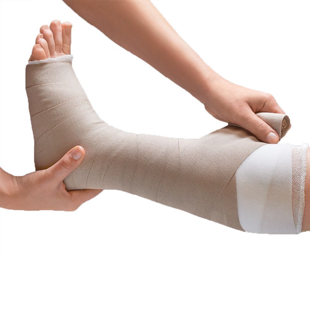 Bein mit Gipsverband. Hände legen Verband an. Fuß und Unterschenkel bedeckt. Beige Farbe.