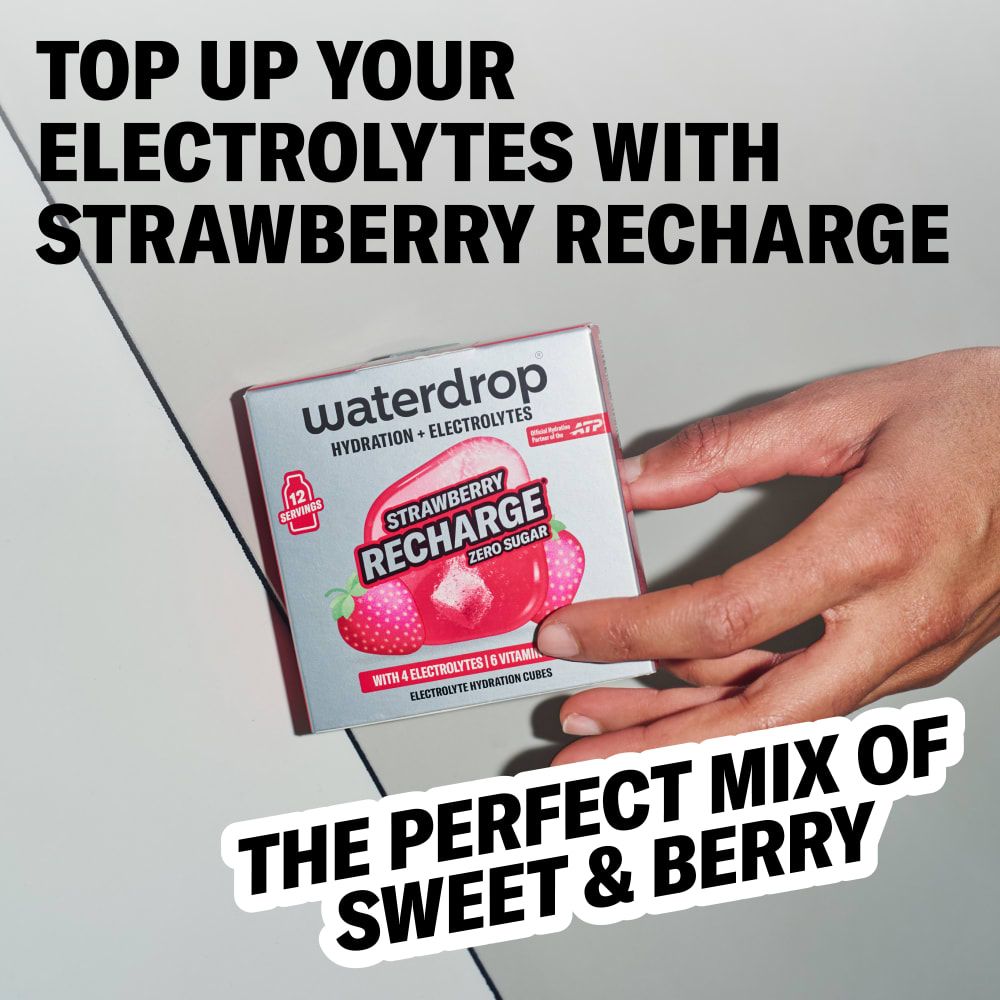 Hand hält eine Packung waterdrop® Microlyte Erdbeere, "The perfect mix of sweet & berry".