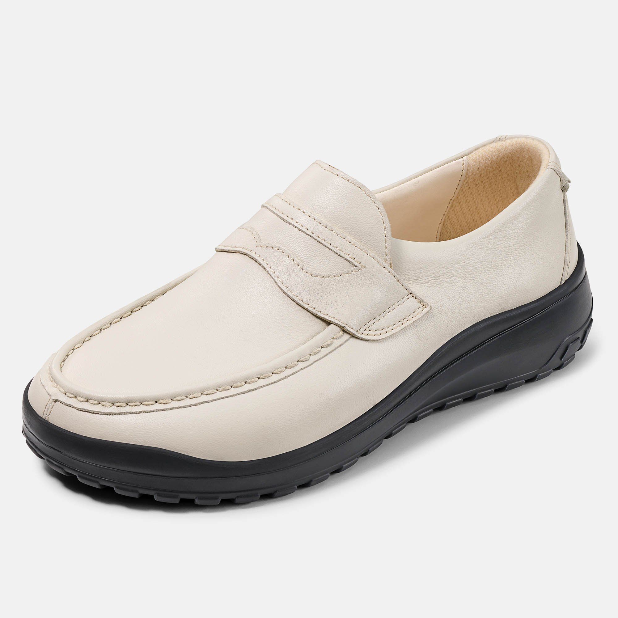Cremefarbener Slipper mit schwarzer Sohle. Klassisches Design mit Ziernaht und Riemen. Breiter Schnitt.