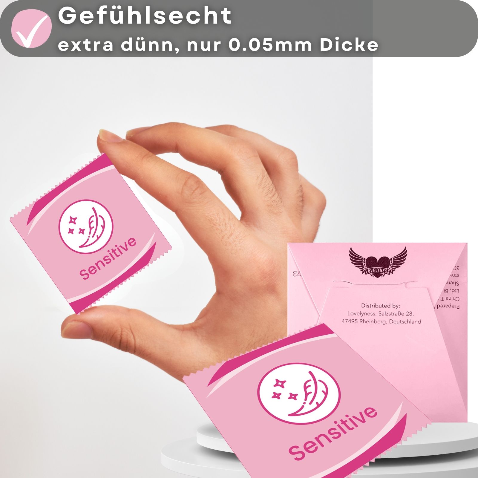 Kondom-Packung und rosa Verpackung. Text: "Gefühlsecht", "extra dünn, nur 0.05mm Dicke".
