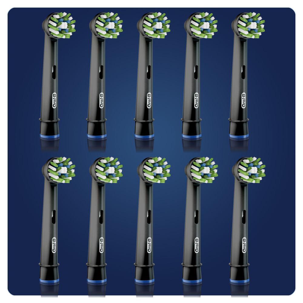 Zehn schwarze Oral-B Cross Action CleanMaximizer Aufsteckbürsten auf blauem Hintergrund. Borsten in Grün, Weiß und Blau.