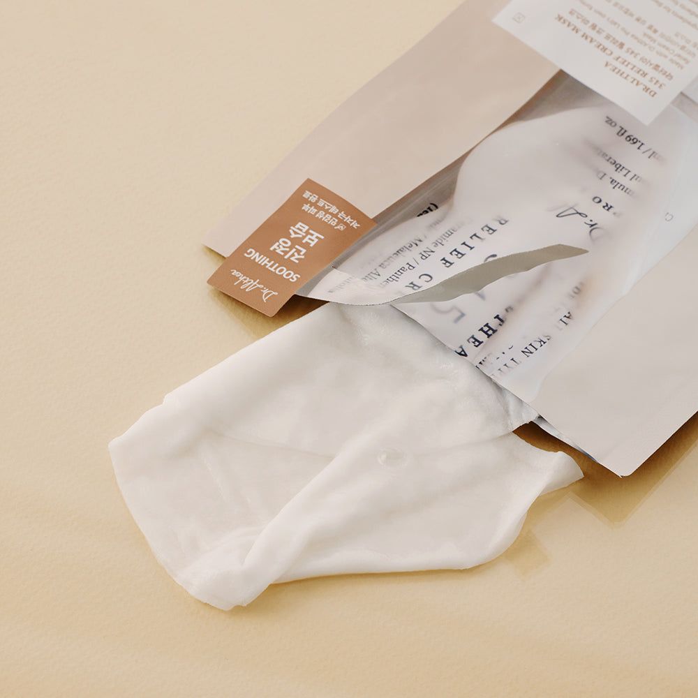 Ein Dr. Althea 345 Relief Cream Mask Päckchen mit einer weißen Tuchmaske.